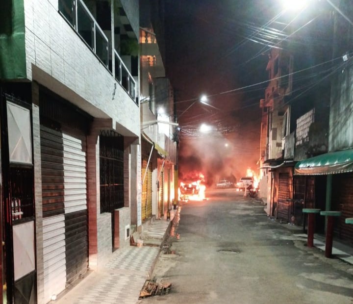 Após três pessoas serem baleadas e uma morta na mesma semana, carros são incendiados em bairro na periferia de Salvador
