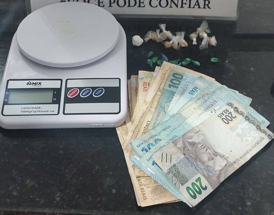 Homem é preso por tráfico de drogas com cocaína, 25 pedras de crack e R$ 2,5 mil em Pacaembu