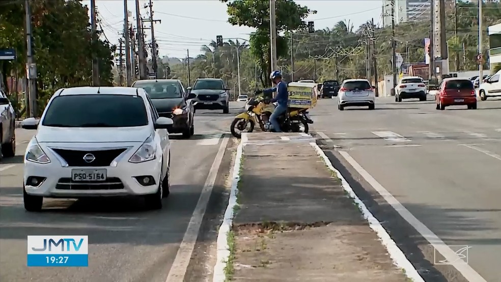 Homem é flagrado fazendo retorno proibido na Avenida Jerônimo de Albuquerque, em São Luís — Foto: Reprodução/TV Mirante