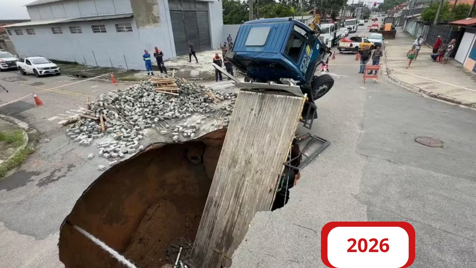 Crateras em São José: Rua da Zona Sul tem histórico de afundamentos há 15 anos; relembre casos