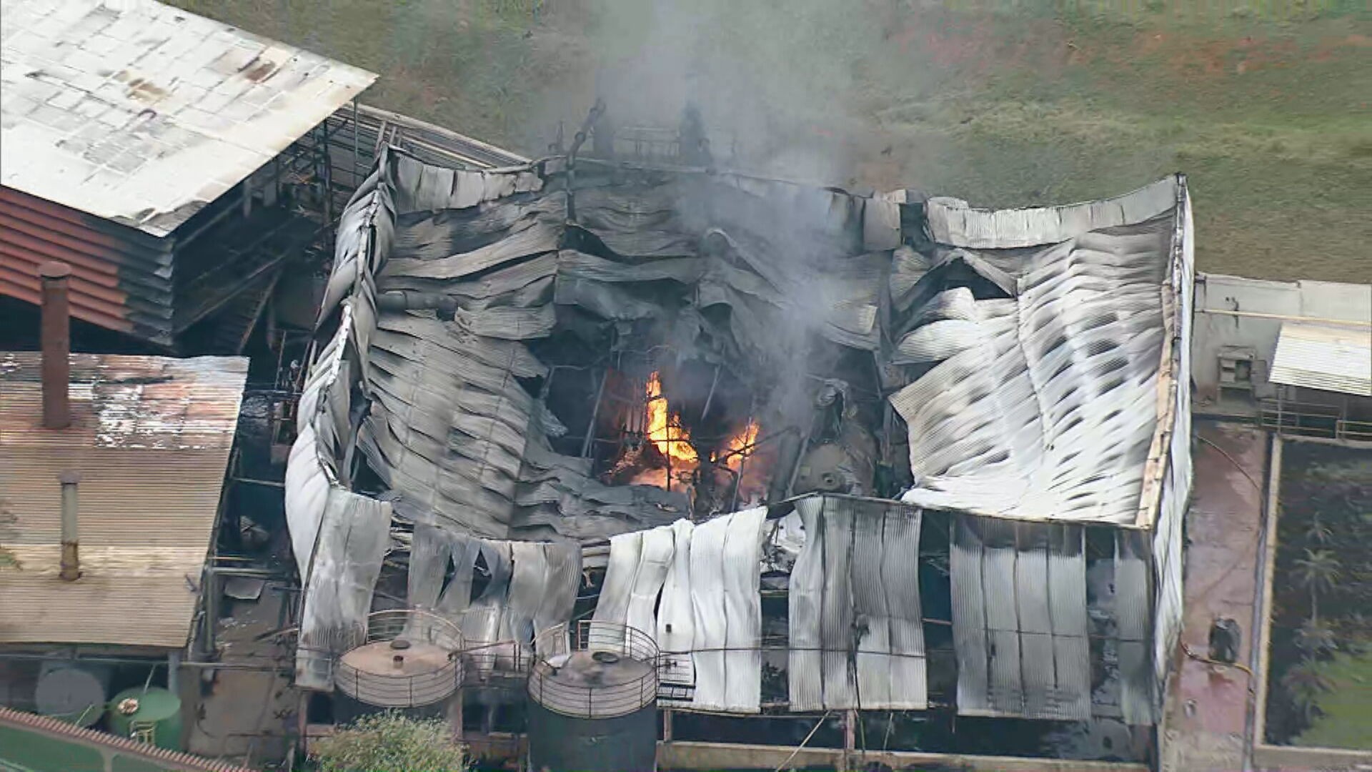 Incêndio atinge fábrica em Nova Iguaçu