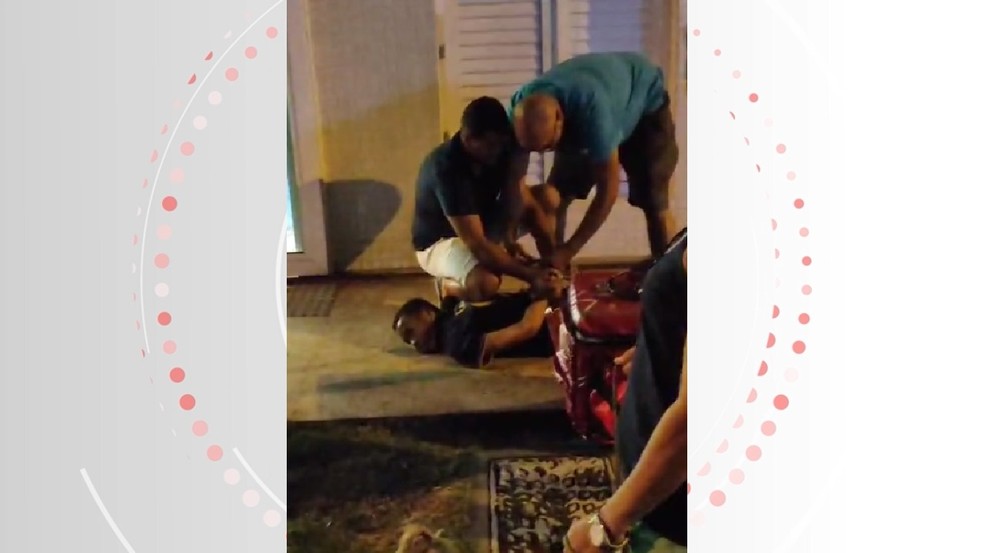 Arthur Argemiro, entregador confundido com ladrão, foi imobilizado e espancado na rua, no bairro da Jatiúca, em Maceió — Foto: Reprodução/Vídeo