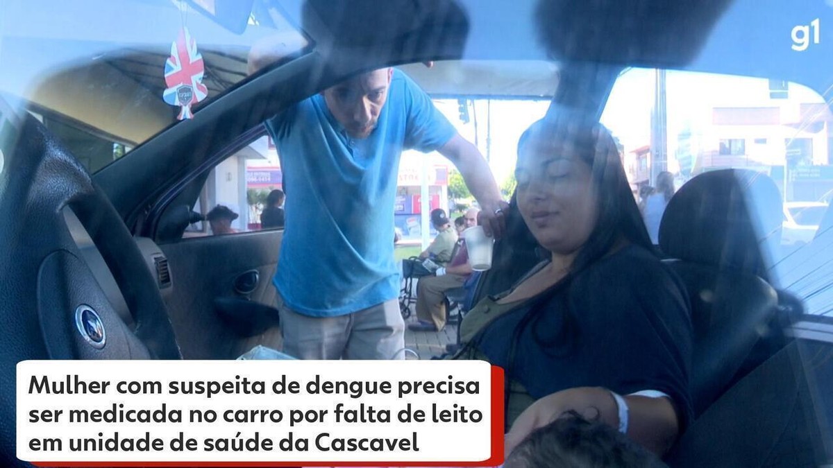 Mulher com suspeita de dengue precisa ser medicada no carro por falta de leito em unidade de saúde da Cascavel