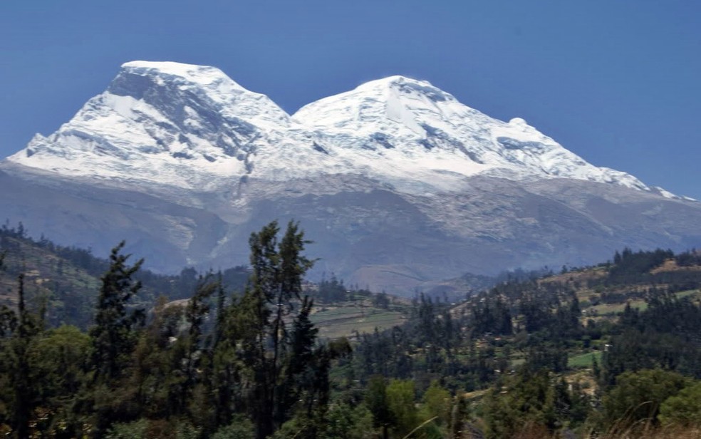 O monte Huascarán visto do Valle del Santa, na região de Ancash, no Peru  Foto: Wikimedia/Suizaperuana