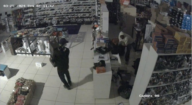 VÍDEO: Assaltantes arrombam loja e furtam mais de R$ 15 mil em mercadorias em Uberlândia