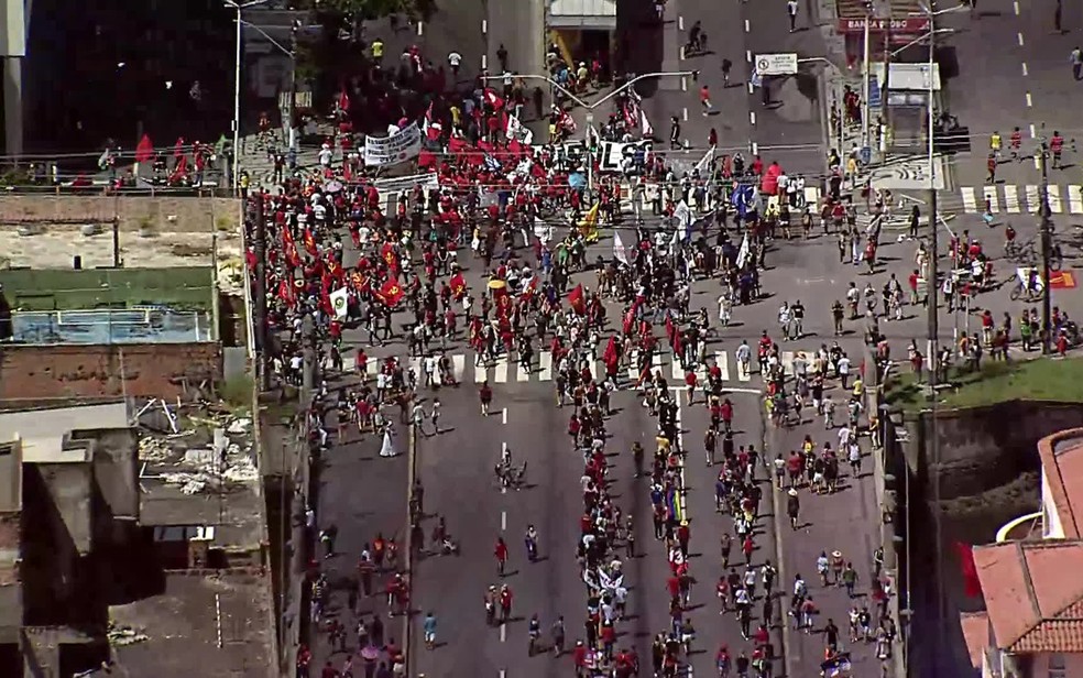Manifestantes protestaram contra Bolsonaro no Recife — Foto: Reprodução/TV Globo