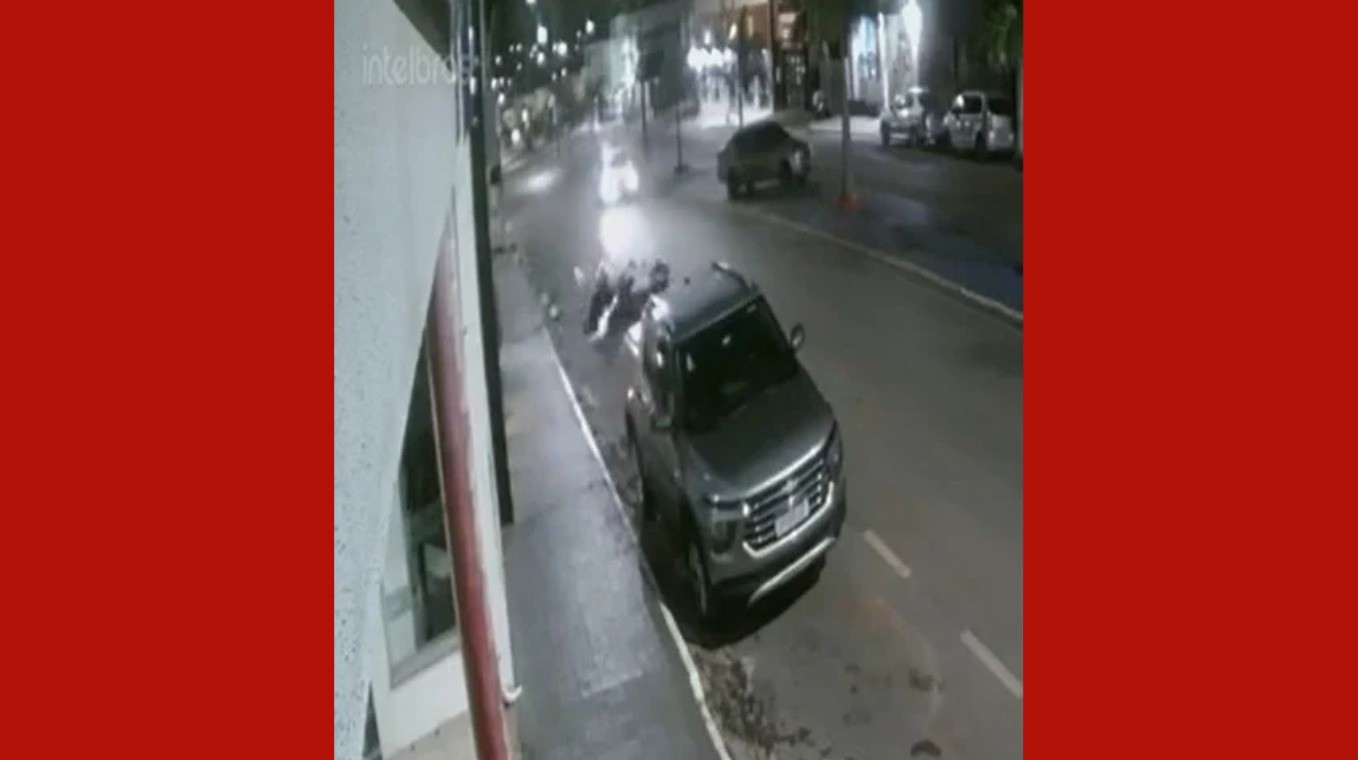 Motociclista fica em estado grave após perder controle da direção e bater em carro estacionado em MT; vídeo