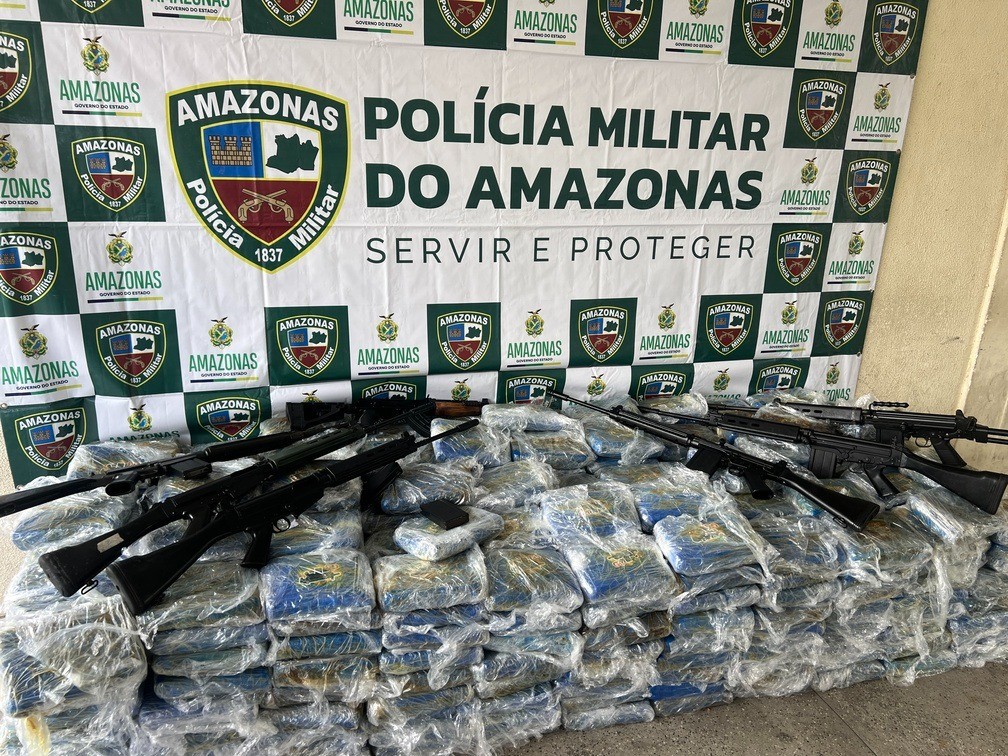 Mais de meia tonelada de drogas e sete fuzis são apreendidos pela polícia com criminosos em Manaus