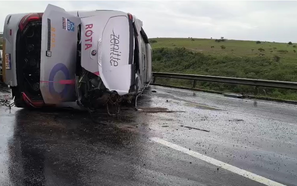 Ônibus tombou na BR-116, entre as cidades de Milagres e Jequié — Foto: Redes sociais