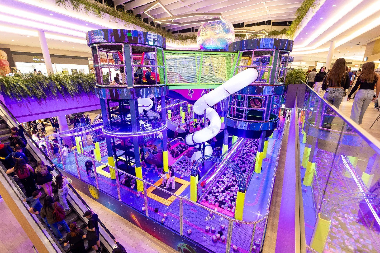 Jockey Plaza Shopping realiza edição especial do Neon Fun Galaxy