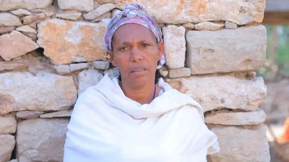 "Não poder ver o corpo do meu filho aperta meu coração", lamenta Letechristos Gebretsadik, mãe de Tsigabu Gebremariam — Foto: Mebrahtom