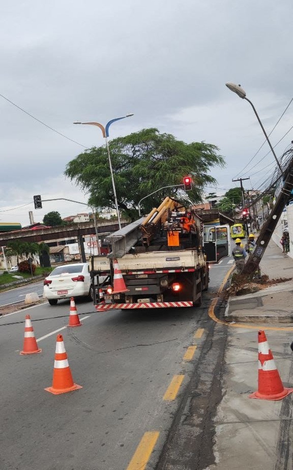 Ônibus do transporte coletivo de São Luís colide em poste e bairros ficam sem energia elétrica — Foto: Divulgação/Equatorial Maranhão