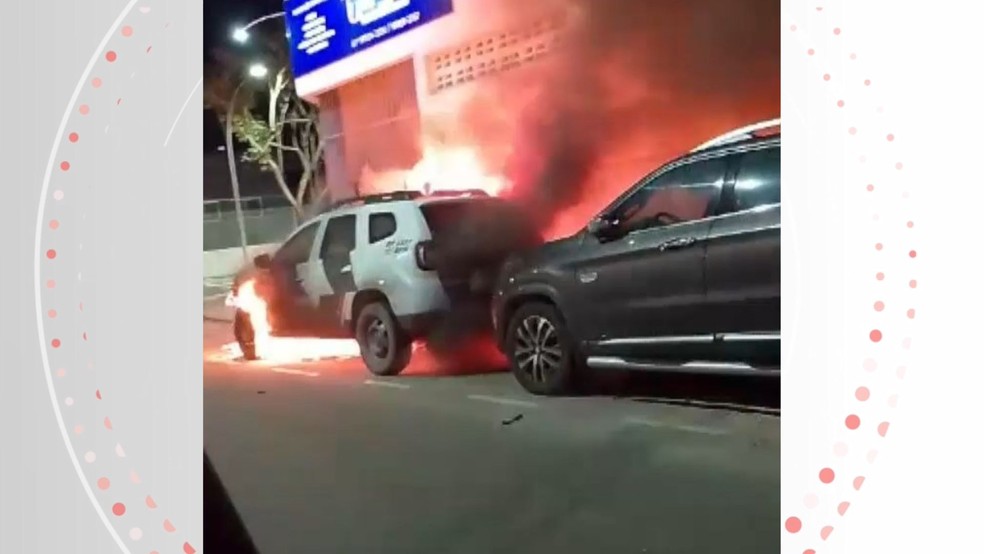 Homem faz dancinha antes de colocar fogo e explodir carro da PM em frente ao Batalhão em Linhares, Espírito Santo — Foto: Reprodução/TV Gazeta