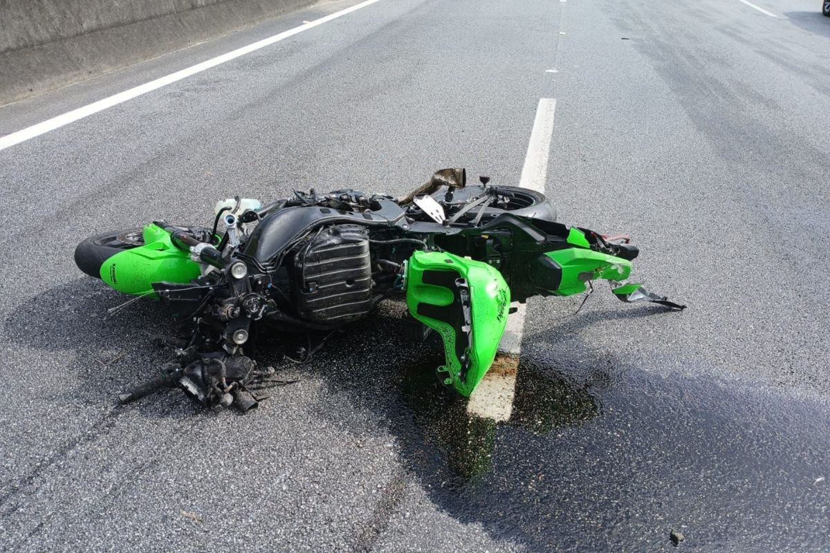 Motociclista morre após bater em carreta e em defensa metálica de rodovia em SP