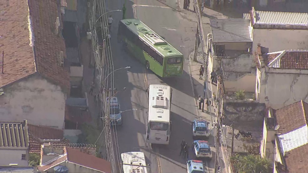 Ônibus são atravessados na Rua Barão do Bom Retiro, no Engenho Novo — Foto: Reprodução