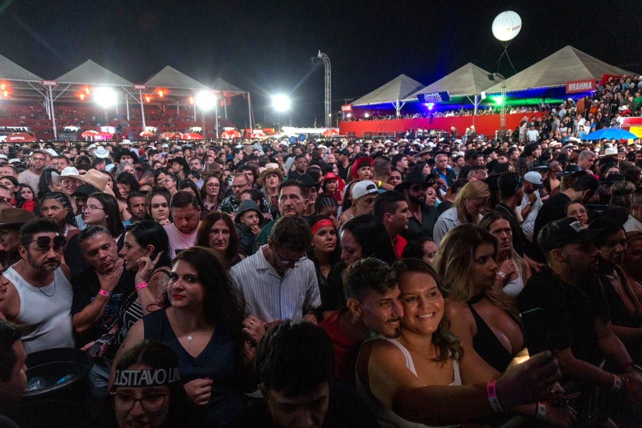 Público aguarda chegada de Gusttavo Lima no Limeira Rodeo Music — Foto: Thomaz Marostegan/g1