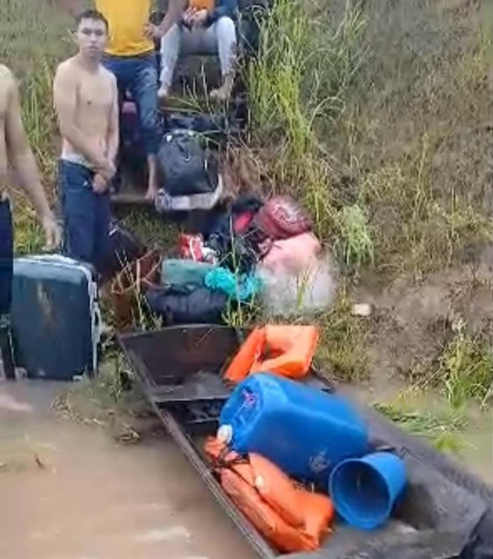 Pessoas que estavam a bordo conseguiram sair da embarcação e aguardaram resgate às margens do rio. — Foto: Reprodução/Redes Sociais