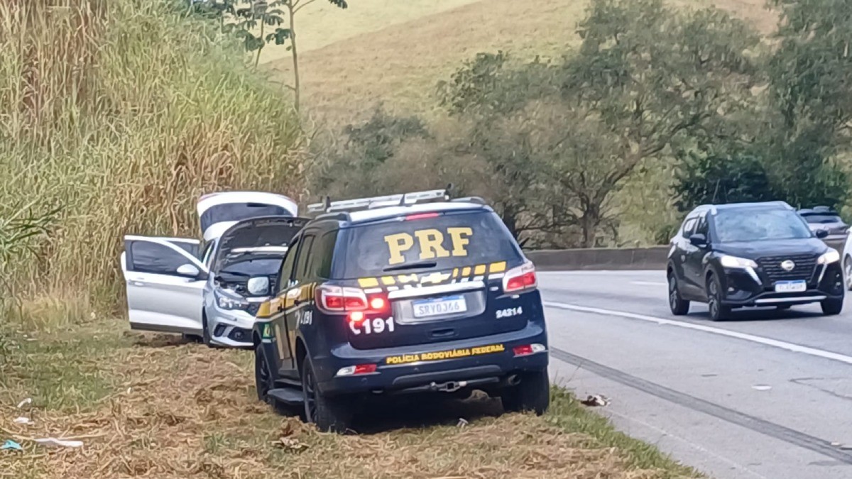 PRF recupera carro furtado após motorista fugir de fiscalização na Via Dutra, em Barra Mansa