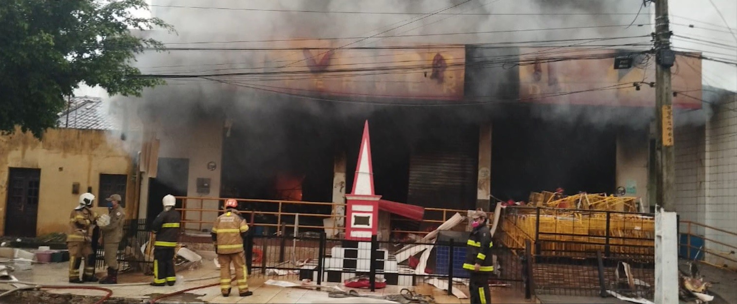 Incêndio destrói supermercado na divisa entre PB e PE e mobiliza bombeiros dos dois estados