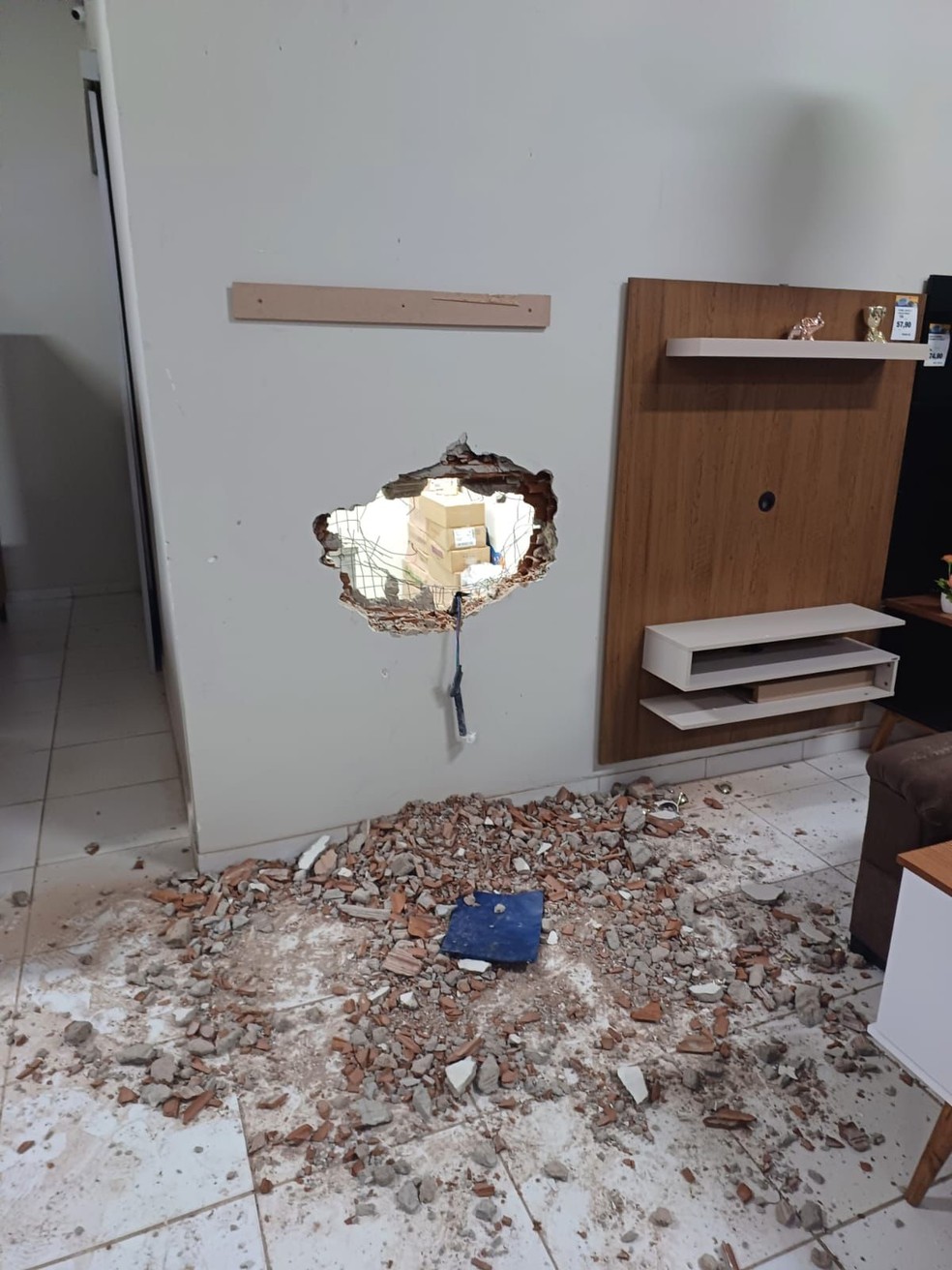 Loja de móveis teve partes destruídas na ação dos criminosos em Pendências — Foto: Divulgação