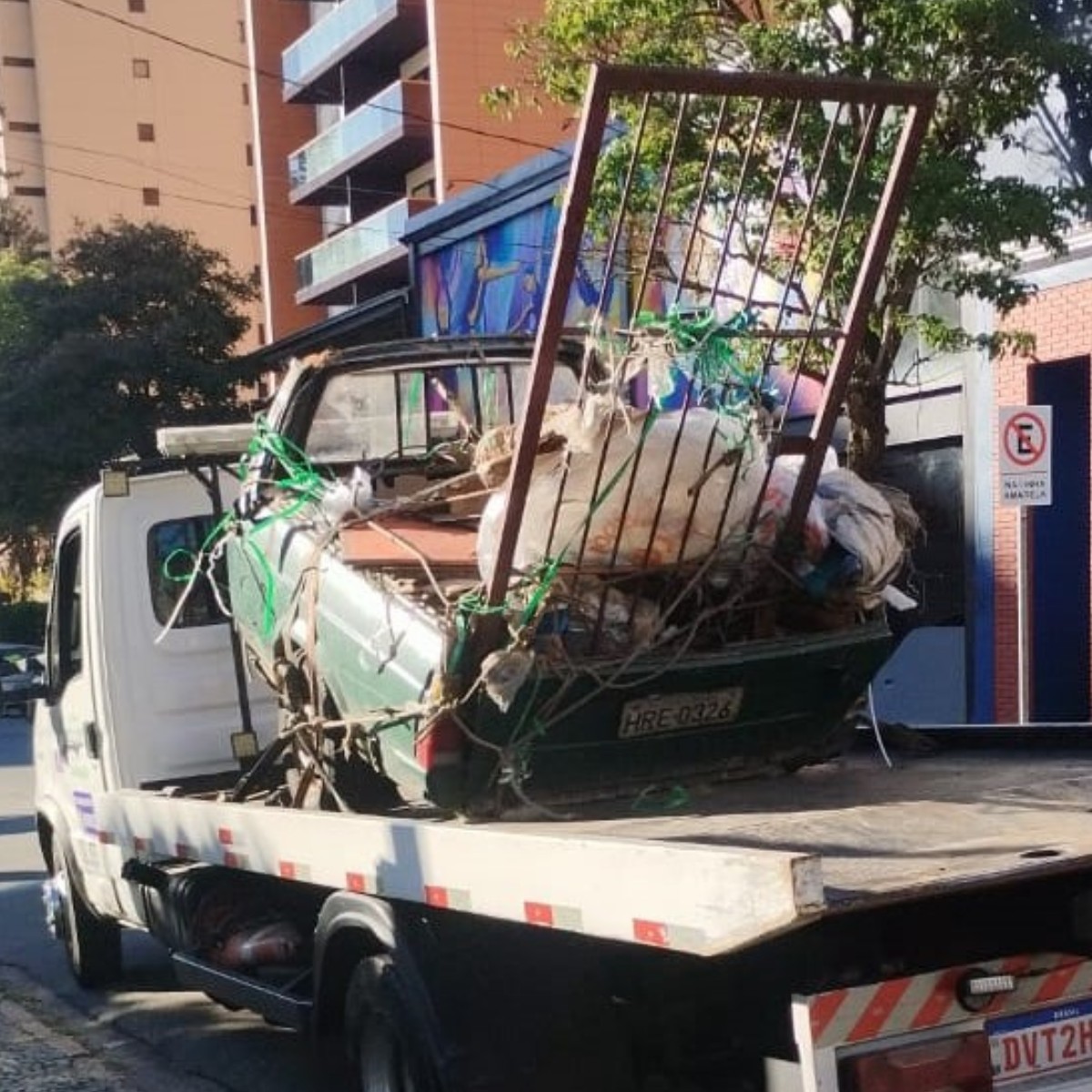 Carro que partiu ao meio após batida tem dívida de R$ 63 mil em multas e restrição para circular