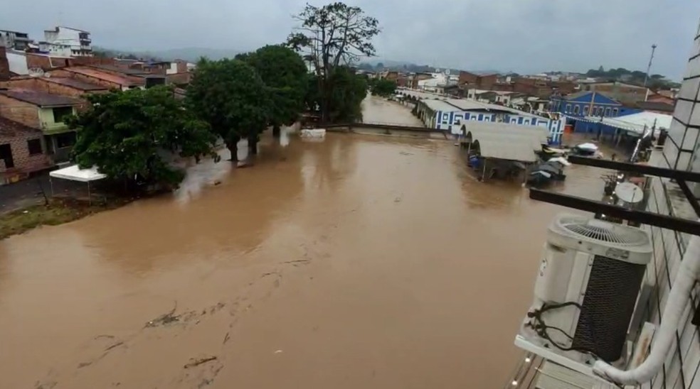Rio Subaé transborda e deixa ruas alagadas em Santo Amaro, no recôncavo do estado — Foto: Reprodução/Redes Sociais