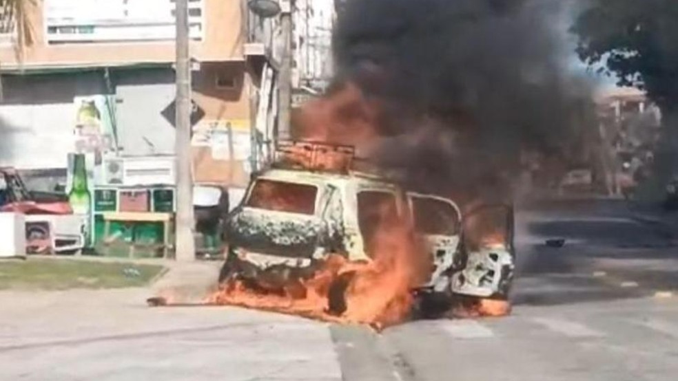 Criminosos destroem veículos e atacam provedoras de internet que recusam pagar 'taxa' a facção criminosa no Ceará — Foto: TV Verdes Mares/Reprodução