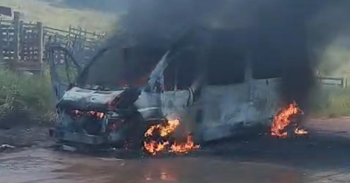 Van escolar pega fogo e fica totalmente destruída; vídeo mostra veículo em chamas