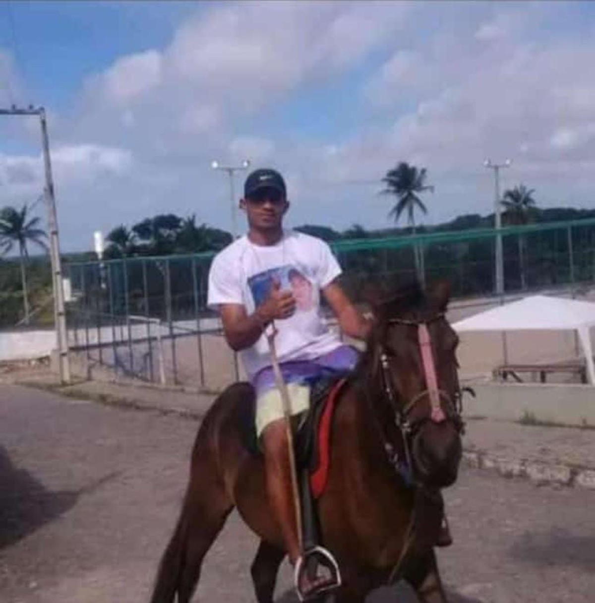 Montado a cavalo, jovem de 22 anos tenta matar homem em BH