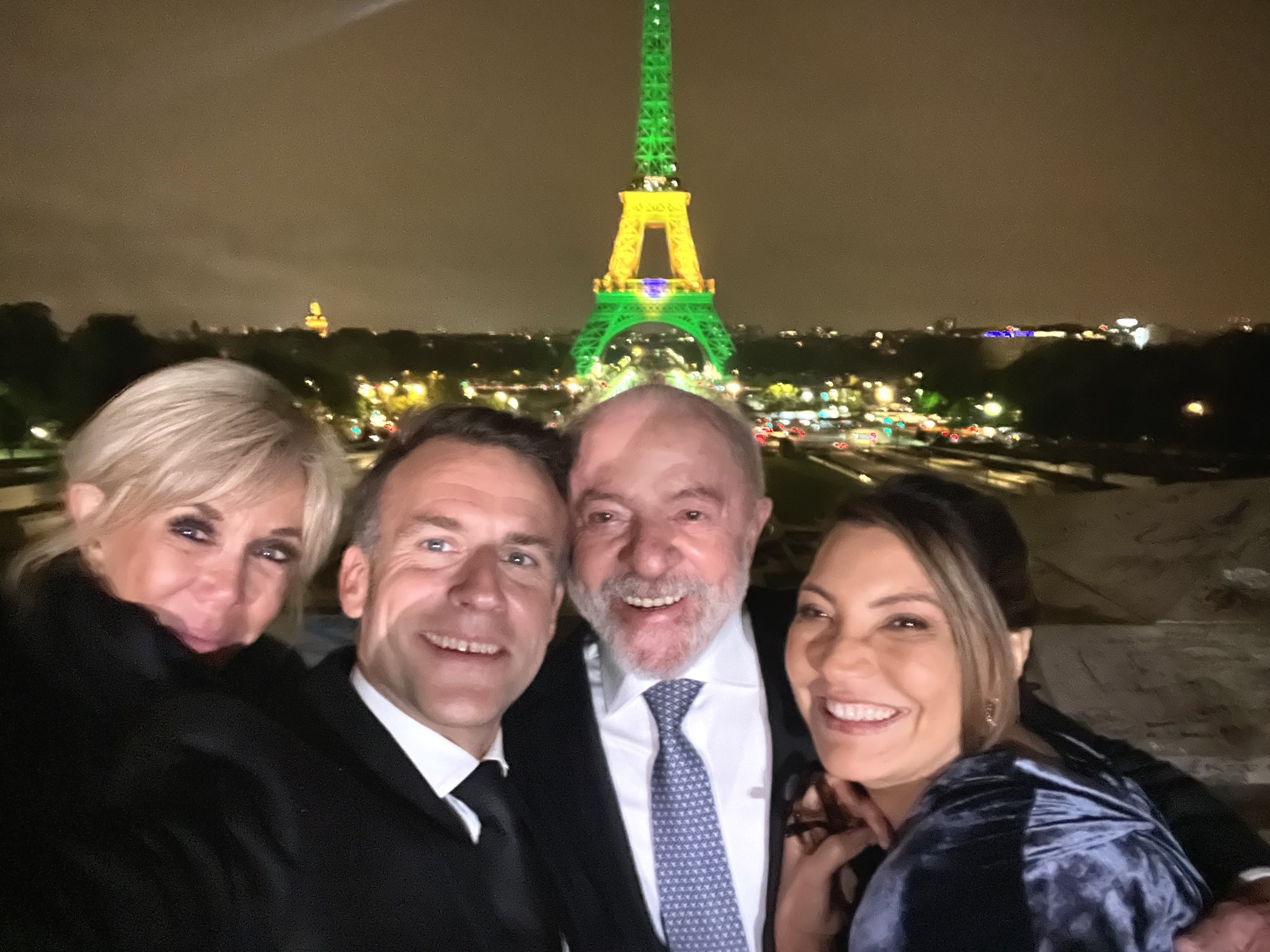 Torre Eiffel é iluminada com as cores da bandeira do Brasil; FOTOS