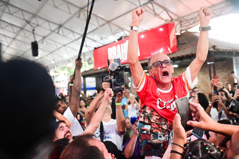 Ciça se emociona logo após o título — Foto: Leo Franco / AgNews