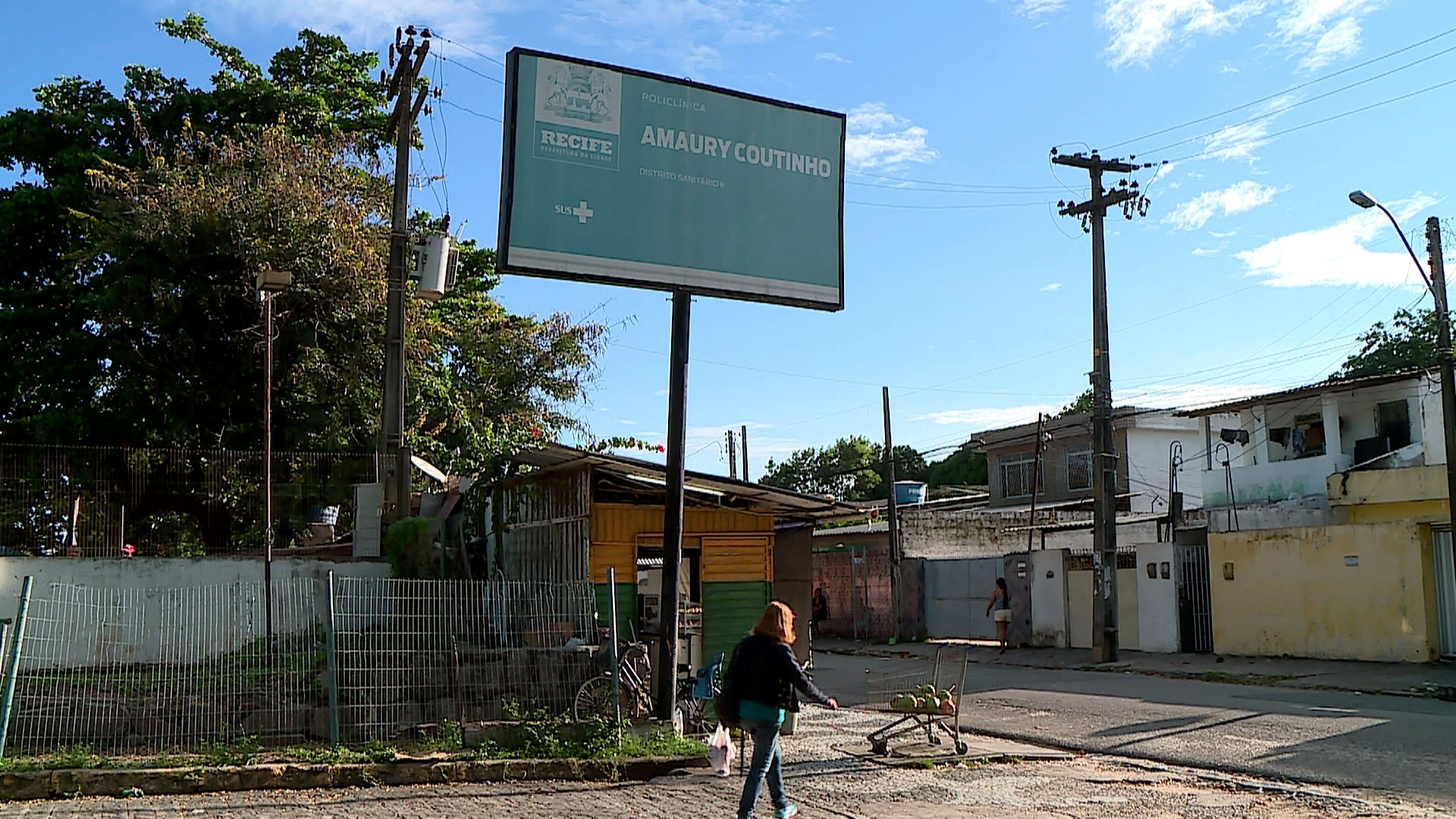 Trabalhadores de call center são levados a hospitais após forte cheiro de gás, no Centro do Recife