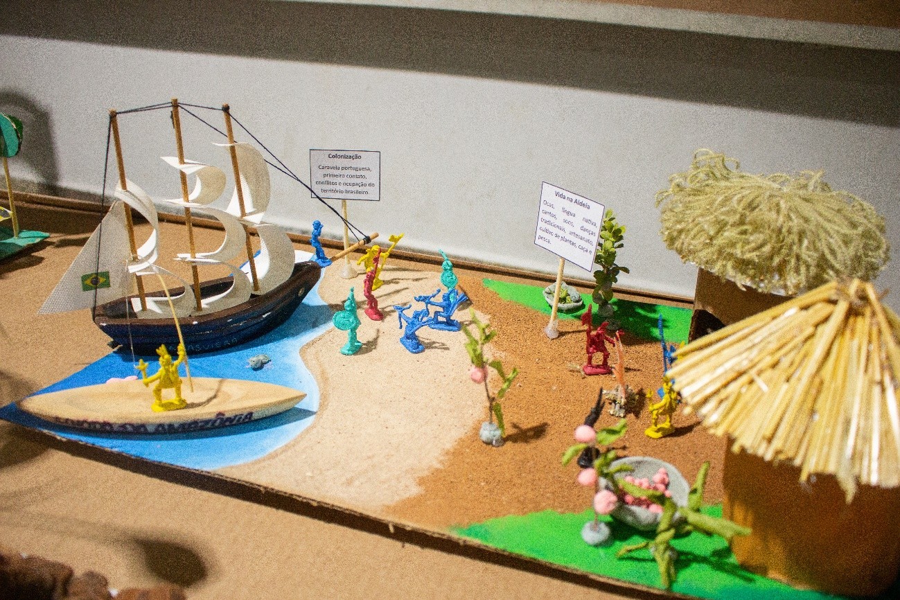 Maquete representa os primeiros contatos e a vida nas aldeias — Foto: Acervo Favoo