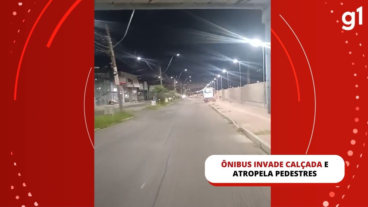 Ônibus invade calçada, atropela pedestres e causa morte após motorista ter mal súbito no RS; VÍDEO