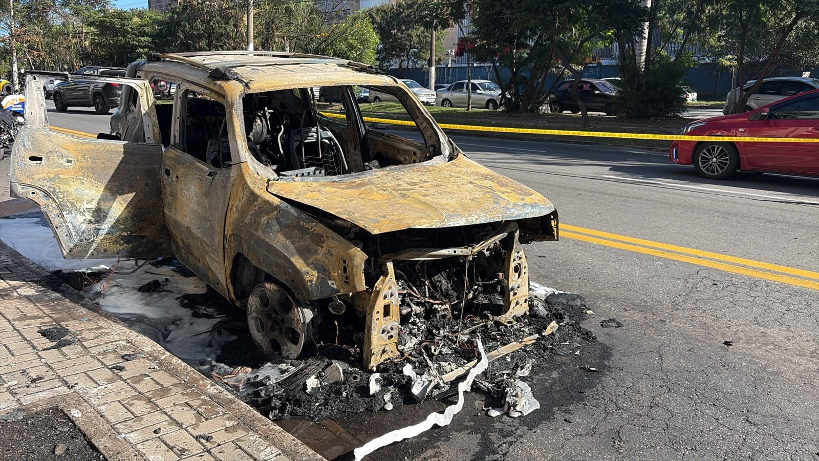 Carro pega fogo e interdita trânsito em Volta Redonda