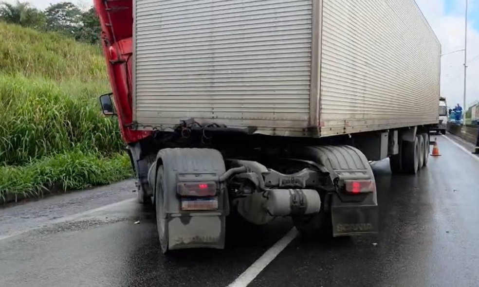 Trecho da BR-324 &eacute; interditada ap&oacute;s acidente com carreta na Bahia &mdash; Foto: PRF