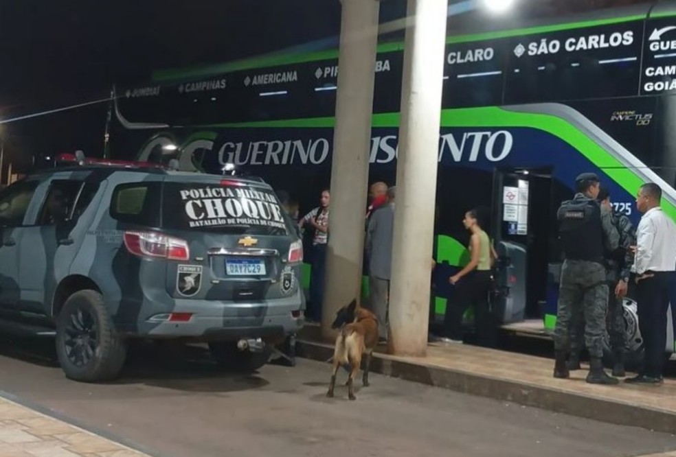 Polícia encontra granadas em mochila de passageiro durante fiscalização — Foto: Batalhão de Choque da PMMS