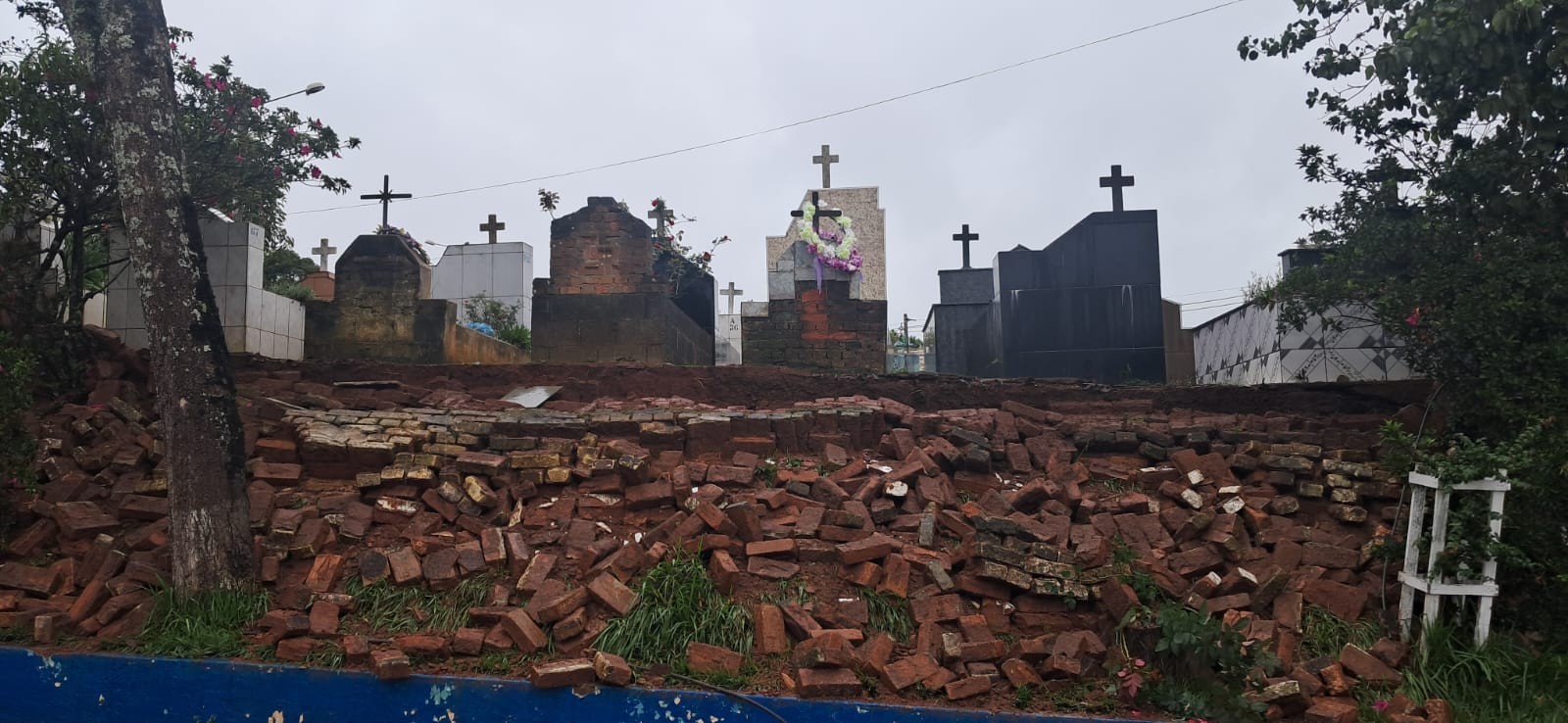 Muro de cemitério desaba após chuva em Lagoinha, SP