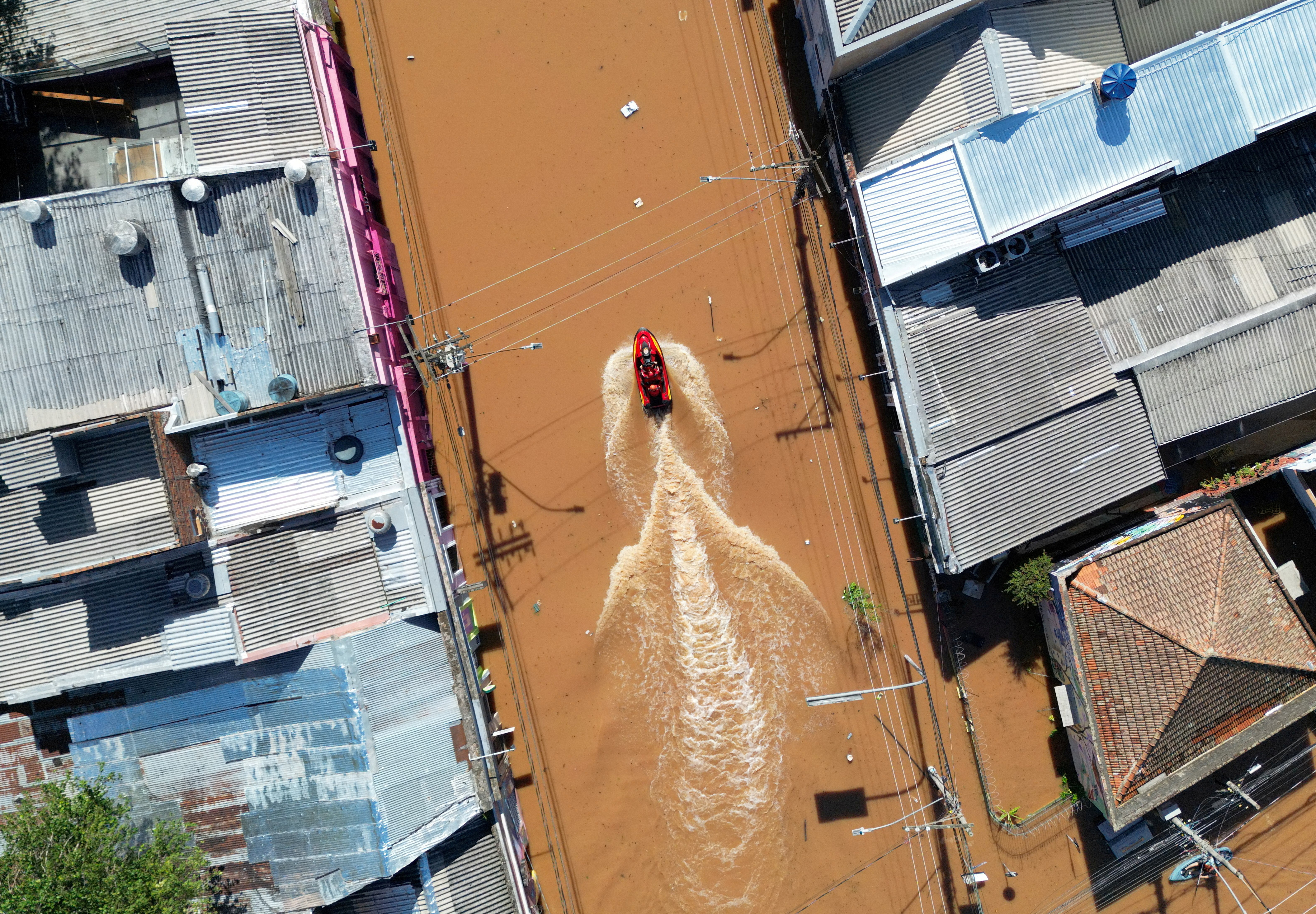 Rua de Porto Alegre alagada — Foto: Diego Vara/Reuters
