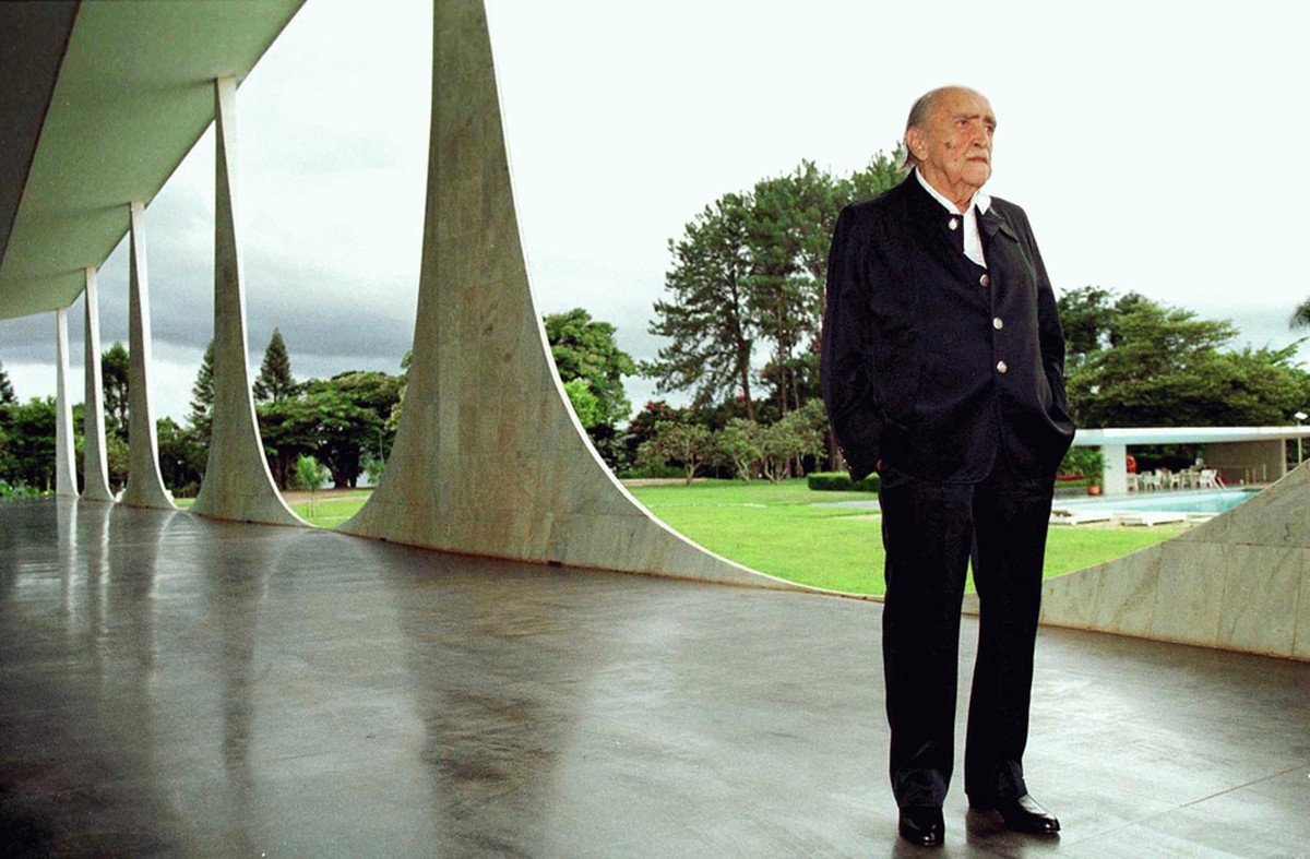 Oscar Niemeyer analisando o Playstation 5 - CIRCA descolorido : r/brasil