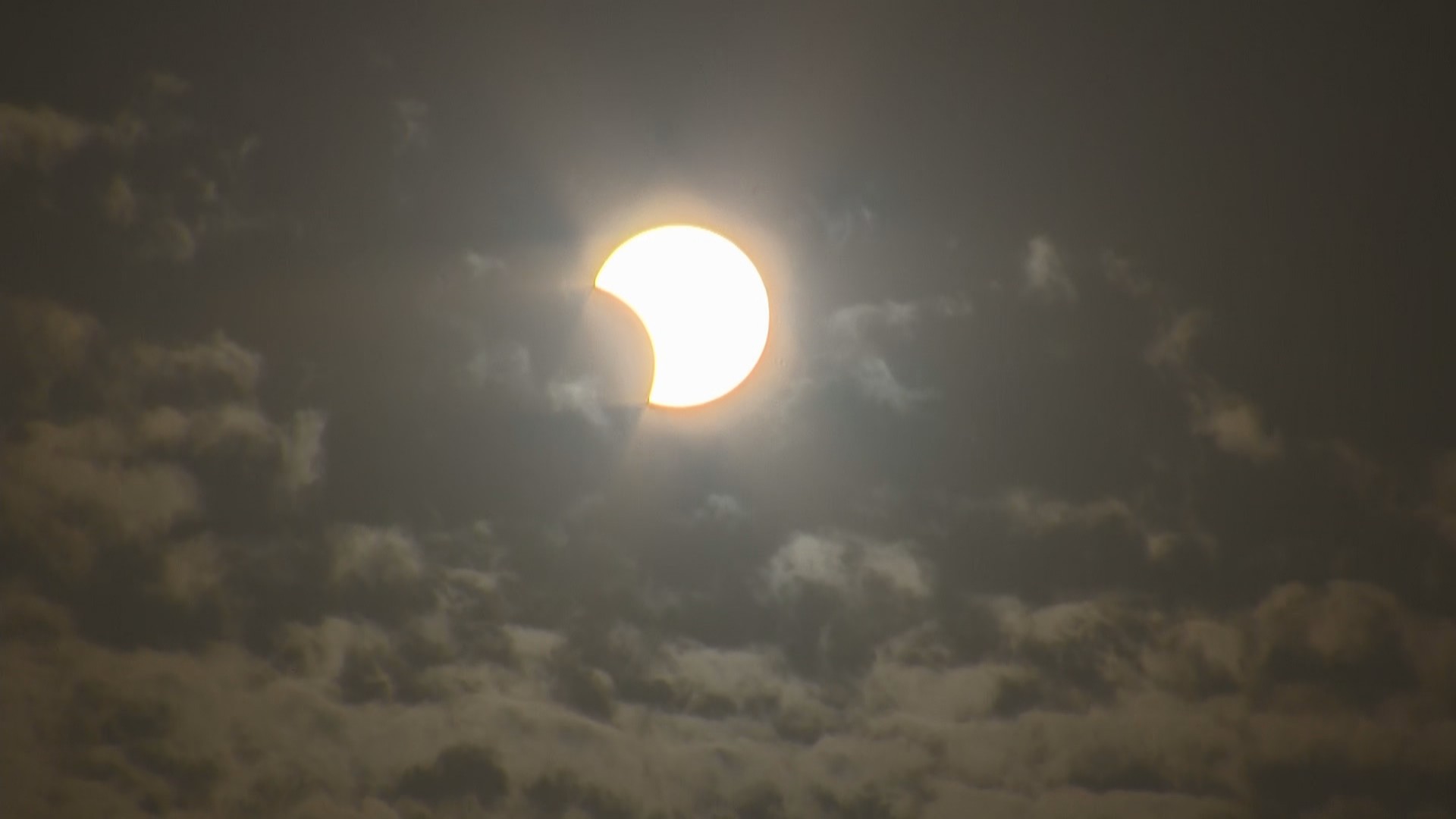Eclipse solar parcial é observado no RS; veja imagens | G1