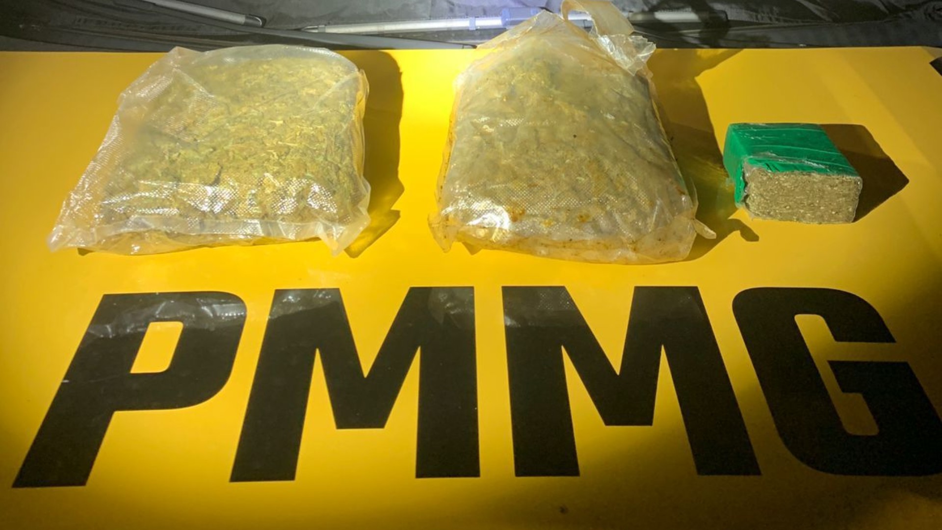 Mãe compra passagem para filha adolescente transportar flor de maconha e é presa em Uberlândia