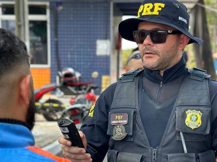 Motorista de micro-ônibus causa acidente e é preso pela 5ª vez por dirigir embriagado