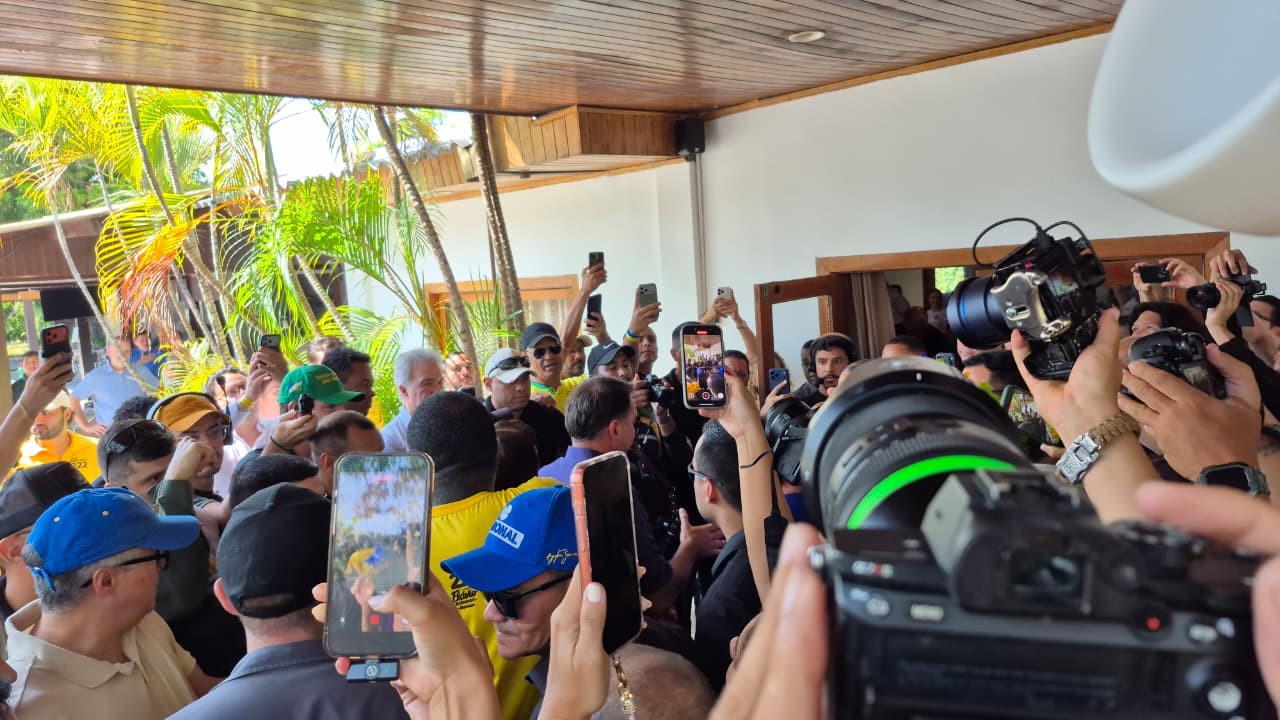 Flávio Bolsonaro cumpre agenda de campanha em Boa Vista