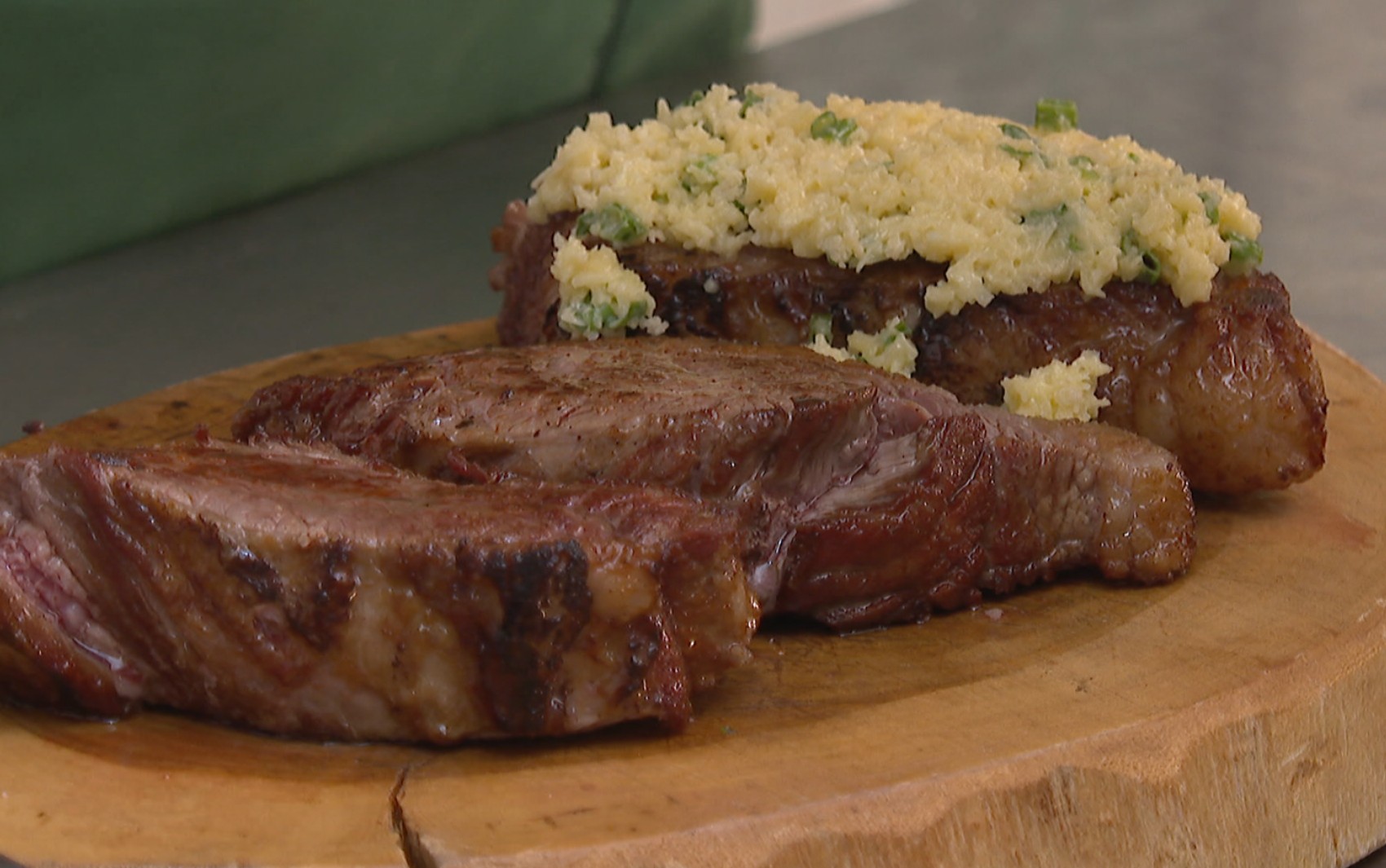'Barato da Cozinha': aprenda a fazer maminha com crosta de alho crocante