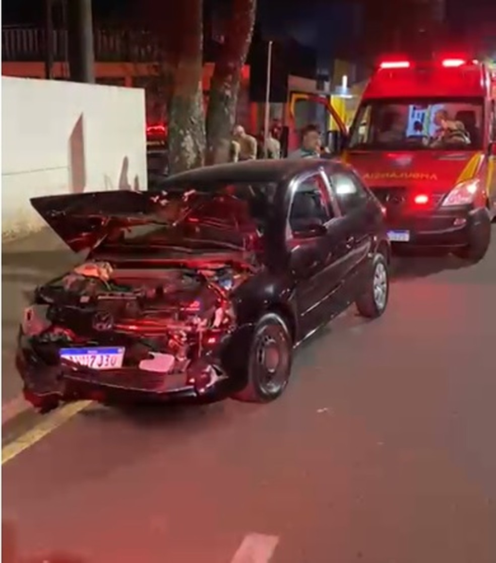 Carro foi atingido na lateral por outro veículo que tentou mudar de faixa na Avenida Tiradentes, em Londrina (PR) — Foto: Divulgação