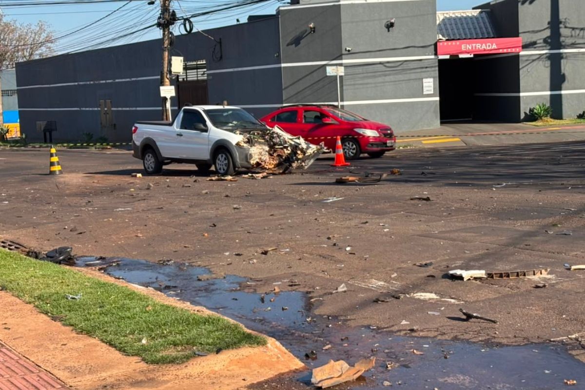 VÍDEO: Câmera mostra SUV em alta velocidade atingir picape e invadir casa em Campo Grande