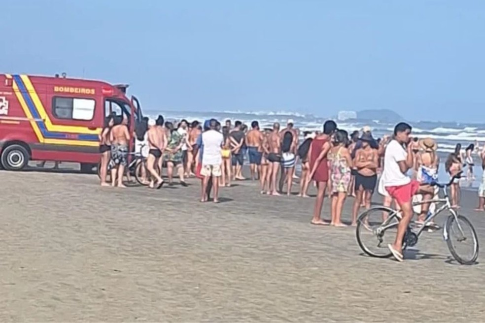 Turista desaparece no mar após ser arrastado por corrente de retorno no litoral de SP; VÍDEO | Santos e Região | G1