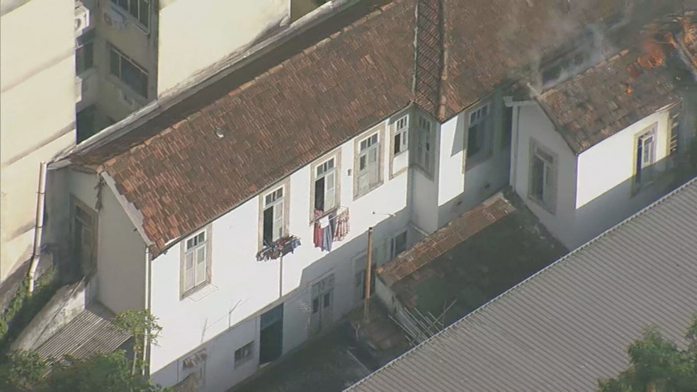 Varal em casarão que pega fogo na Glória, na Zona Sul do Rio — Foto: Reprodução/ TV Globo