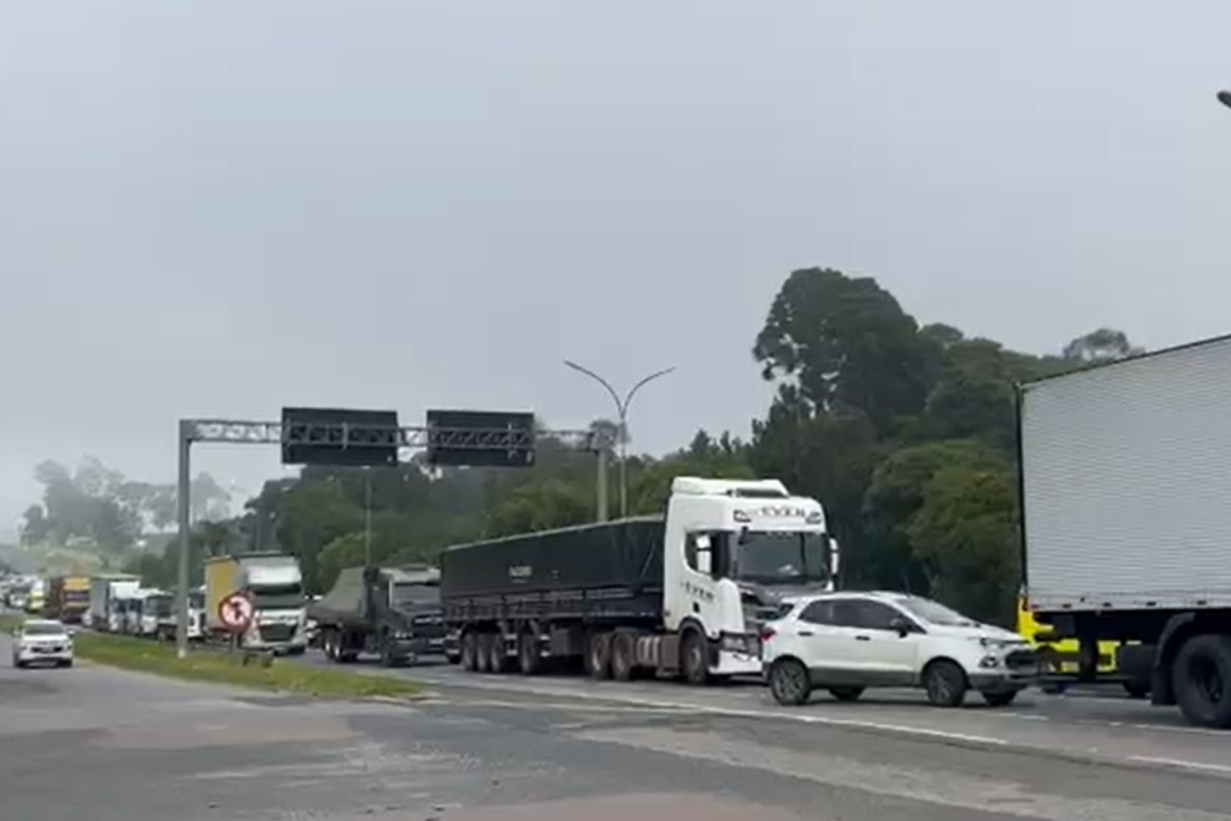 Fila se forma em BR no Paraná após pane de caminhão, e motorista é morto enquanto enquanto aguardava liberação do trânsito